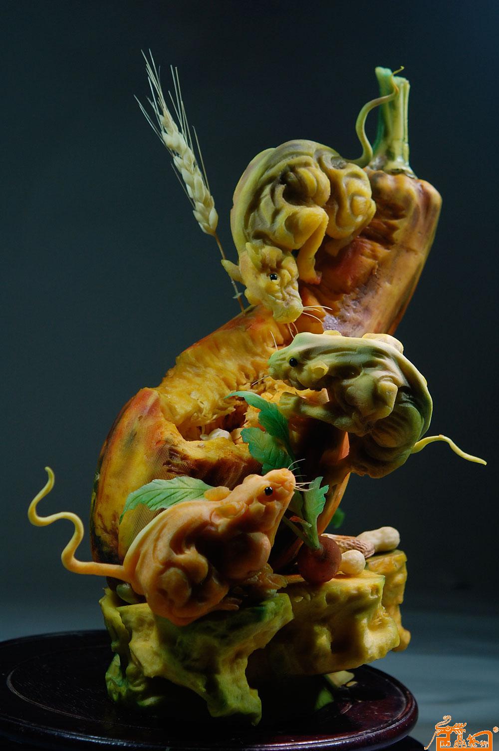 动物雕刻老鼠作品4-作品：《同享》  原料：南瓜