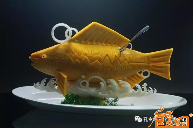 食品雕刻器皿作品- 《宁静的鱼》  原料：南瓜